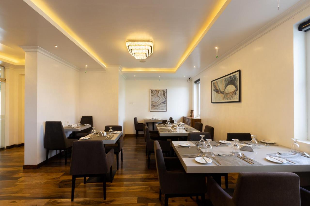 Hotel Grand Turf Нувара-Элия Экстерьер фото