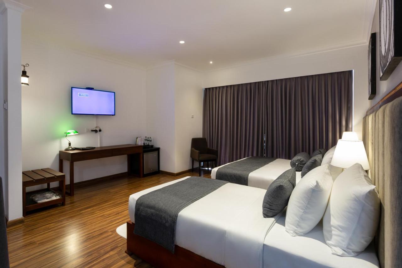 Hotel Grand Turf Нувара-Элия Экстерьер фото