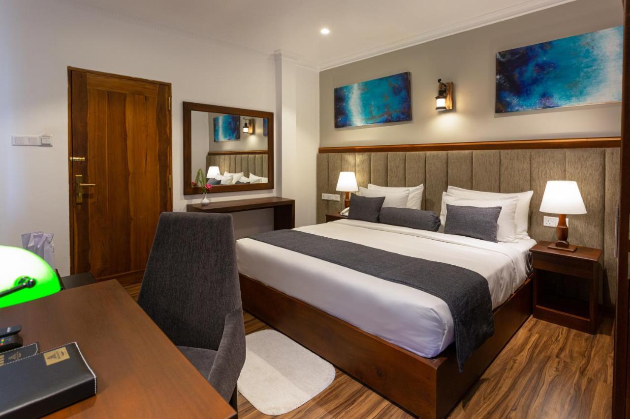 Hotel Grand Turf Нувара-Элия Экстерьер фото