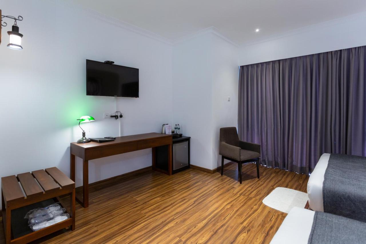 Hotel Grand Turf Нувара-Элия Экстерьер фото