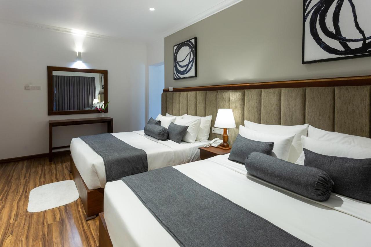 Hotel Grand Turf Нувара-Элия Экстерьер фото