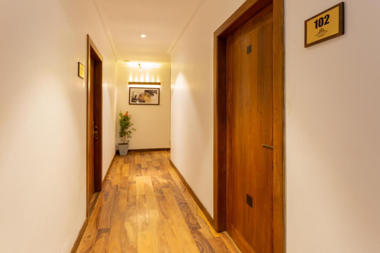 Hotel Grand Turf Нувара-Элия Экстерьер фото